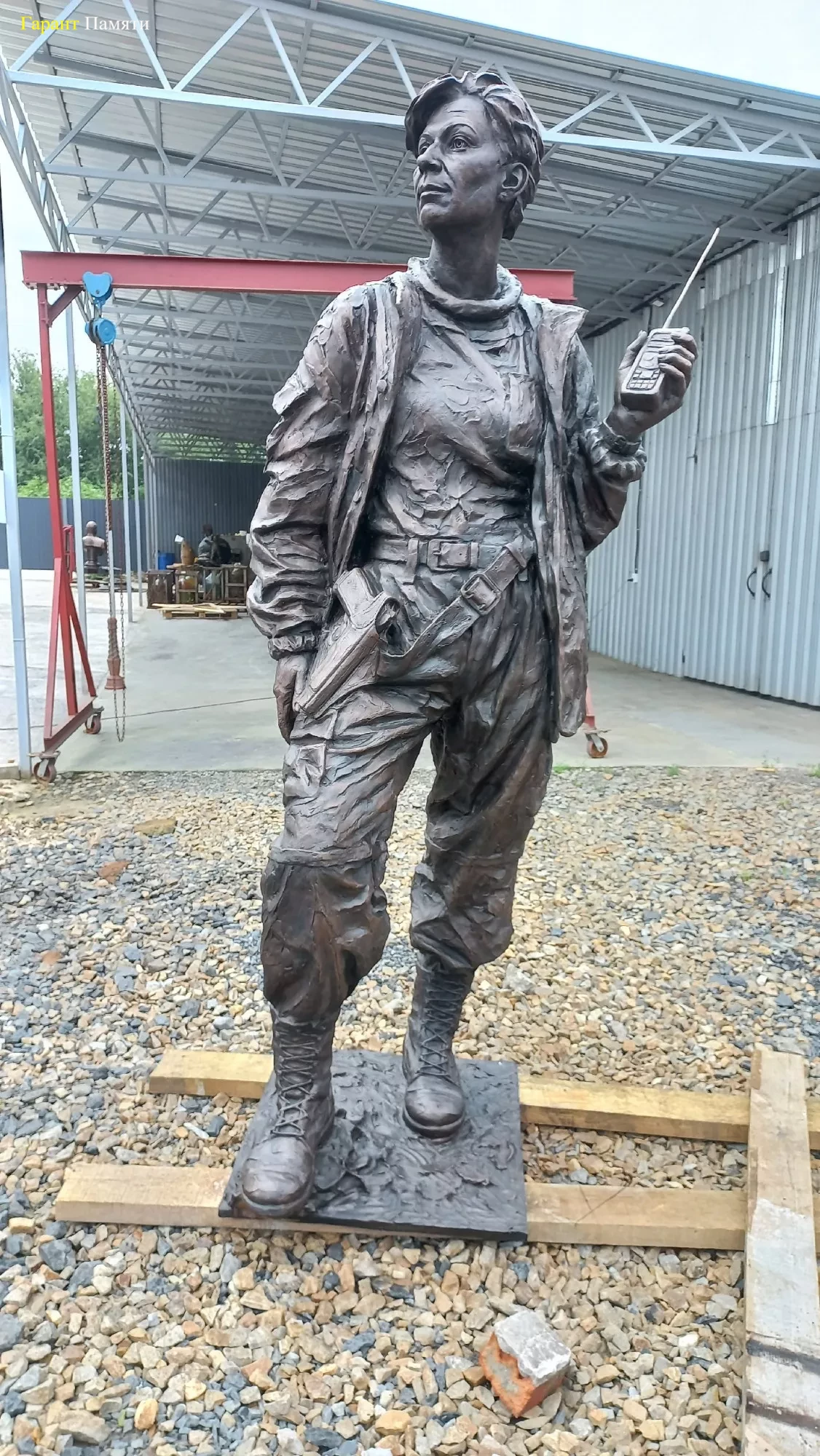 Скульптура участнику СВО из бронзы женщине